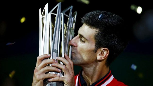 Novak Djokovič s trofejí za triumf na turnaji v Šanghaji. Novak Djokovič s trofejí za triumf na turnaji v Šanghaji.