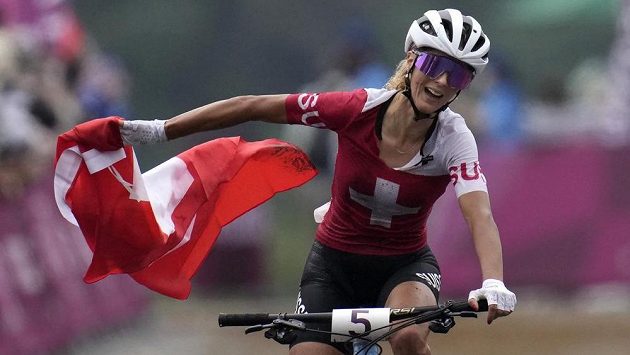 Jolanda Neffová ze Švýcarska ovládla olympijský závod v cross country. Jolanda Neffová ze Švýcarska ovládla olympijský závod v cross country.