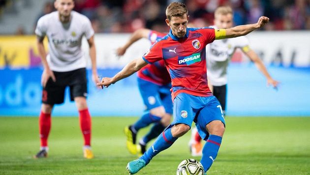 Patrik Hrošovský z Viktorie Plzeň proměňuje nařízenou penaltu v utkání s Opavou. Patrik Hrošovský z Viktorie Plzeň proměňuje nařízenou penaltu v utkání s Opavou.