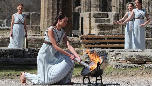 Herečka Xanthi Georgiuová představující vrchní kněžku tradičně zapálila olympijský oheň pomocí zrcadla a slunečních paprsků. Herečka Xanthi Georgiuová představující vrchní kněžku tradičně zapálila olympijský oheň pomocí zrcadla a slunečních paprsků.