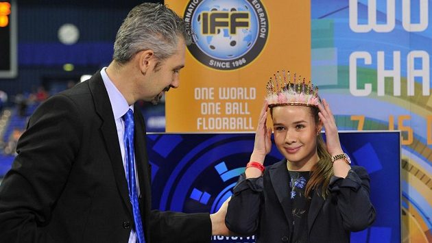Nikola Dědková přebírá korunku z rukou předsedy České florbalové unie Filipa Šumana. Nikola Dědková přebírá korunku z rukou předsedy České florbalové unie Filipa Šumana.