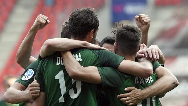 Hráči Jablonce se radují z gólu na hřišti Slavie. Hráči Jablonce se radují z gólu na hřišti Slavie.
