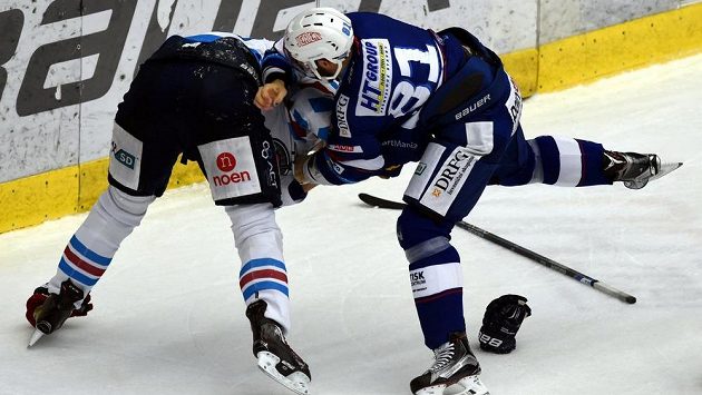 Pěstní souboj mezi Tomášem Vincourem (vpravo) z Brna a chomutovským Michalem Poletínem. Pěstní souboj mezi Tomášem Vincourem (vpravo) z Brna a chomutovským Michalem Poletínem.