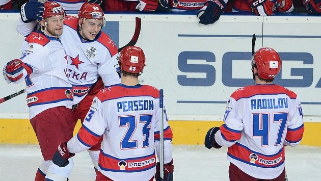 Igor Ožiganov z CSKA Moskva (druhý zleva) se raduje se spoluhráči z gólu proti Lvu Praha. Igor Ožiganov z CSKA Moskva (druhý zleva) se raduje se spoluhráči z gólu proti Lvu Praha.