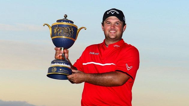 Golfista Patrick Reed s trofejí pro vítěze Cadillac Championship. Golfista Patrick Reed s trofejí pro vítěze Cadillac Championship.