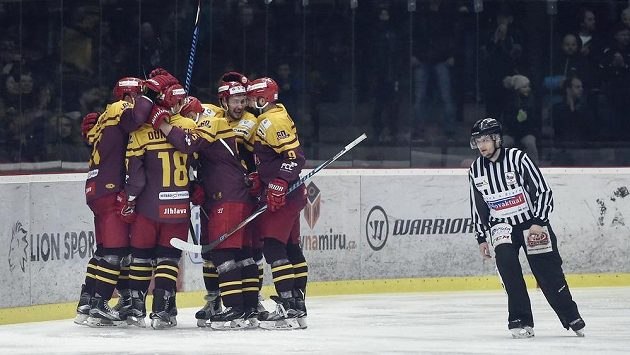 Radost jihlavských hráčů z gólu proti Kladnu. Radost jihlavských hráčů z gólu proti Kladnu.