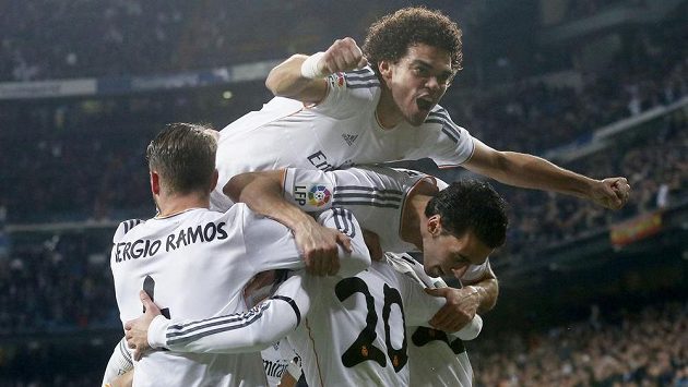 Stoper Pepe (nahoře) z Realu Madrid oslavuje druhý gól svého celku v prvním semifinále Španělského poháru proti Atlétiku Madrid. Stoper Pepe (nahoře) z Realu Madrid oslavuje druhý gól svého celku v prvním semifinále Španělského poháru proti Atlétiku Madrid.