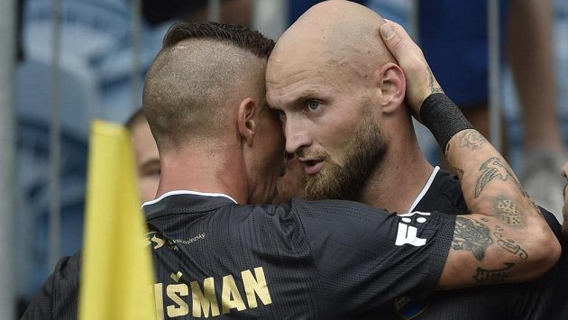 Tomáš Smola z Ostravy (vpravo) se raduje se spoluhráčem Jiřím Fleišmanem z branky. Tomáš Smola z Ostravy (vpravo) se raduje se spoluhráčem Jiřím Fleišmanem z branky.