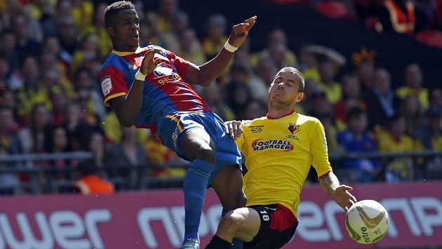 Útočník Crystal Palace Wilfried Zaha (vlevo) a český fotbalista Daniel Pudil z Watfordu v barážovém utkání o postup do Premier League. Útočník Crystal Palace Wilfried Zaha (vlevo) a český fotbalista Daniel Pudil z Watfordu v barážovém utkání o postup do Premier League.