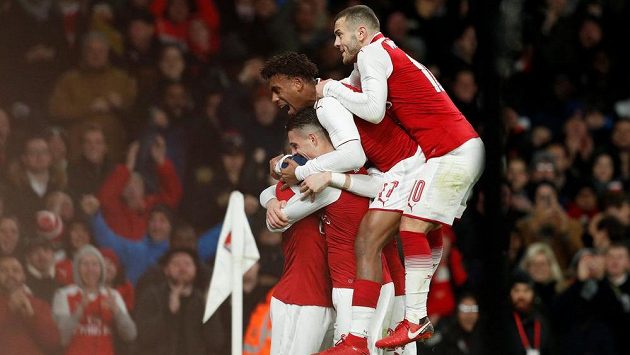 Ohromná radost fotbalistů Arsenalu po druhém gólu v odvetě semifinále anglického Ligového poháru proti Chelsea. Ohromná radost fotbalistů Arsenalu po druhém gólu v odvetě semifinále anglického Ligového poháru proti Chelsea.