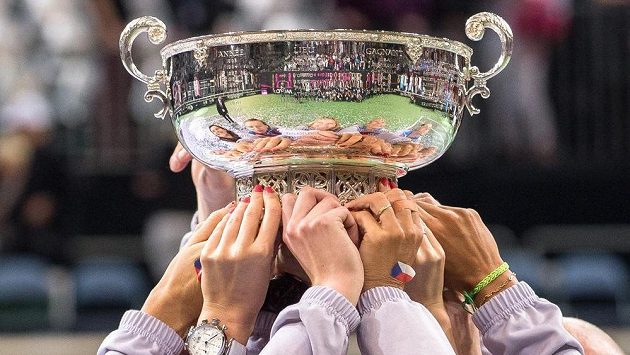 Český fedcupový tým zdvihl nad hlavu trofej pro vítěze pětkrát za posledních šest let. Český fedcupový tým zdvihl nad hlavu trofej pro vítěze pětkrát za posledních šest let.