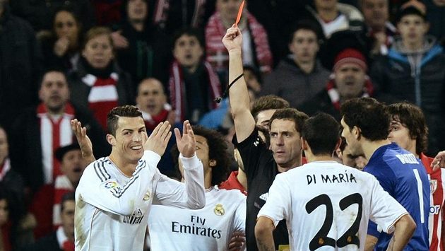 Cristiano Ronaldo se ironicky usmívá poté, co mu rozhodčí v nedělním utkání v Bilbau udělil červenou kartu. Cristiano Ronaldo se ironicky usmívá poté, co mu rozhodčí v nedělním utkání v Bilbau udělil červenou kartu.