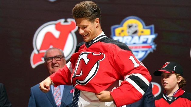Český hokejový útočník Pavel Zacha obléká na draftu NHL dres New Jersey Devils. Český hokejový útočník Pavel Zacha obléká na draftu NHL dres New Jersey Devils.