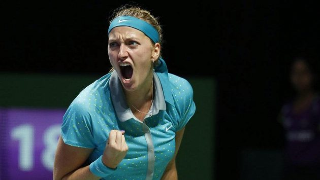 Petra Kvitová při svém typickém vítězném gestu během utkání proti Marii Šarapovové na Turnaji mistryň. Petra Kvitová při svém typickém vítězném gestu během utkání proti Marii Šarapovové na Turnaji mistryň.
