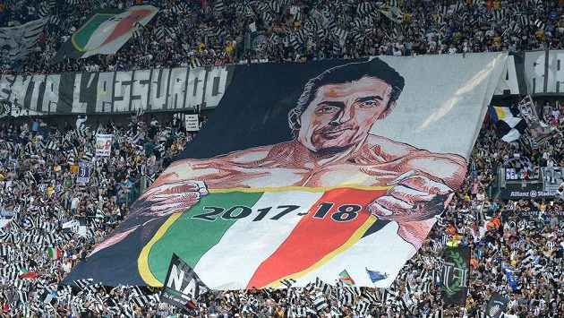 Rozlučka Gianluigiho Buffona byla jasným leitmotivem posledního utkání Juventusu v sezóně. Rozlučka Gianluigiho Buffona byla jasným leitmotivem posledního utkání Juventusu v sezóně.