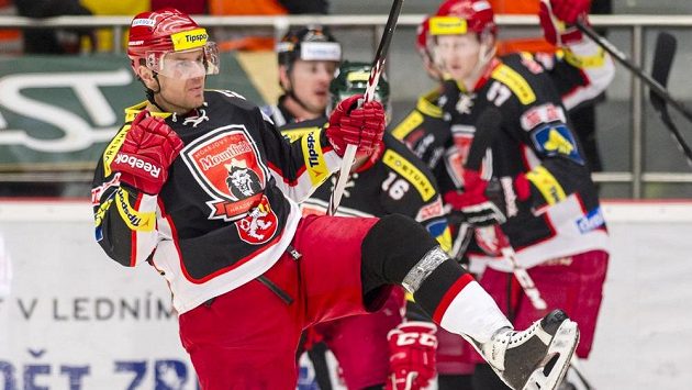 Michal Tvrdík z Hradce Králové (v popředí) se raduje z gólu proti Spartě ve čtvrtém čtvrtfinále. Michal Tvrdík z Hradce Králové (v popředí) se raduje z gólu proti Spartě ve čtvrtém čtvrtfinále.