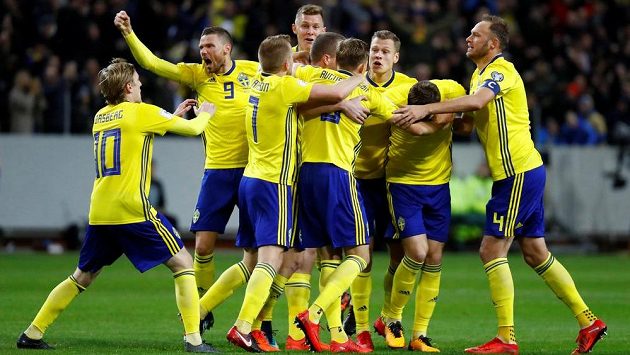 Švédští fotbalisté slaví gól proti Itálii v baráži o MS. Švédští fotbalisté slaví gól proti Itálii v baráži o MS.