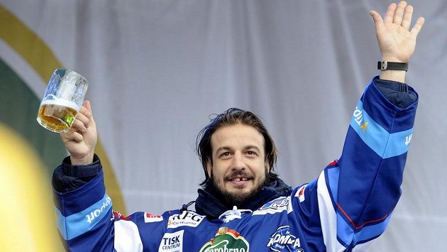 Útočník Brna Martin Zaťovič při oslavách titulu na Zelném trhu. Útočník Brna Martin Zaťovič při oslavách titulu na Zelném trhu.