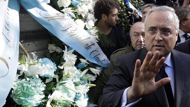 Předseda klubu Claudio Lotito dnes položil květiny u římské synagogy. Předseda klubu Claudio Lotito dnes položil květiny u římské synagogy.