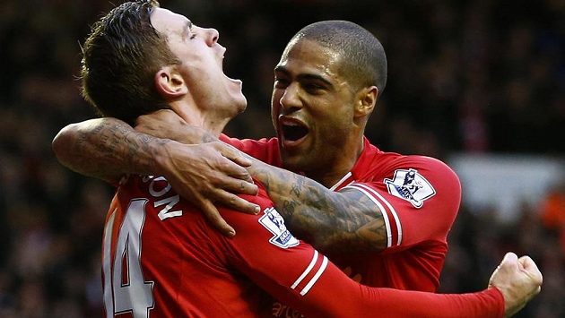 Liverpoolský Jordan Henderson (vlevo) se raduje ze své trefy proti Swansea se spoluhráčem Glenem Johnsonem. Liverpoolský Jordan Henderson (vlevo) se raduje ze své trefy proti Swansea se spoluhráčem Glenem Johnsonem.