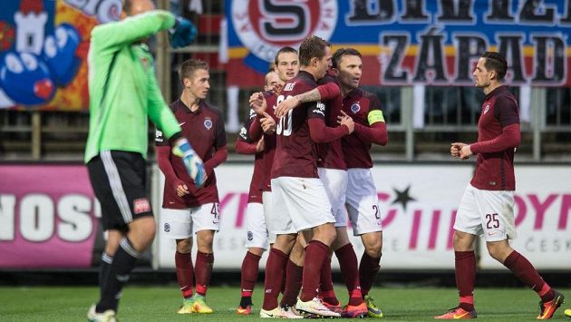 Fotbalisté Sparty Lukáš Juliš, David Lafata a další oslavují gól na 2:0 během utkání 3. kola MOL Cupu v Českých Budějovicích. Fotbalisté Sparty Lukáš Juliš, David Lafata a další oslavují gól na 2:0 během utkání 3. kola MOL Cupu v Českých Budějovicích.