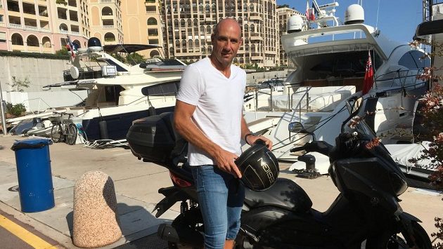 Malý skútr je tím nejlepším dopravním prostředkem, s nímž se dá po Monte Carlu jezdit. I Jan Koller na to už dávno přišel. Malý skútr je tím nejlepším dopravním prostředkem, s nímž se dá po Monte Carlu jezdit. I Jan Koller na to už dávno přišel.