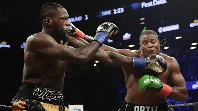 Deontay Wilder (vlevo) a Luis Ortiz. Deontay Wilder (vlevo) a Luis Ortiz.