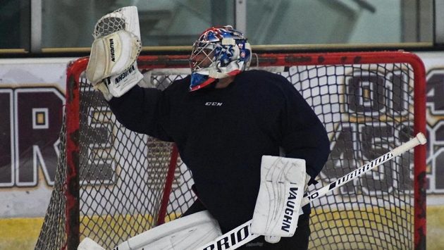 Petr Čech během hokejového tréninku s týmem Guildford Flames. Petr Čech během hokejového tréninku s týmem Guildford Flames.