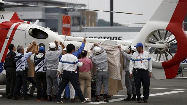 Snímky staré dva týdny. Pořadatelé nakládají vážně zraněného Alexe de Angelise do helikoptéry. Snímky staré dva týdny. Pořadatelé nakládají vážně zraněného Alexe de Angelise do helikoptéry.