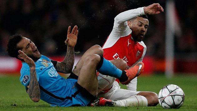 Barcelonský bek Dani Alves (vlevo) v souboji se záložníkem Arsenalu Francisem Coquelinem. Barcelonský bek Dani Alves (vlevo) v souboji se záložníkem Arsenalu Francisem Coquelinem.