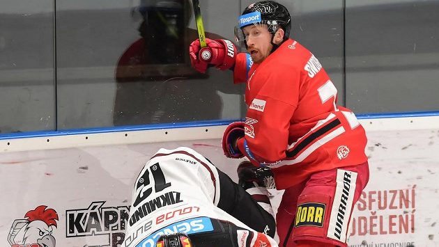 Zleva Ladislav Zikmund ze Sparty a Jiří Ondrušek z Olomouce. Zleva Ladislav Zikmund ze Sparty a Jiří Ondrušek z Olomouce.