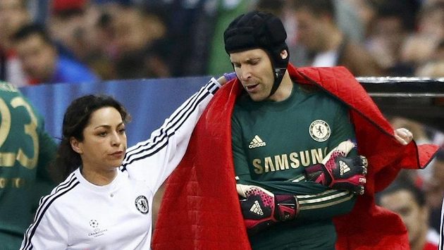 Lékařka Chelsea doprovází zraněného Petra Čecha z hrací plochy v úvodním semifinále Ligy mistrů proti Atlétiku Madrid. Lékařka Chelsea doprovází zraněného Petra Čecha z hrací plochy v úvodním semifinále Ligy mistrů proti Atlétiku Madrid.