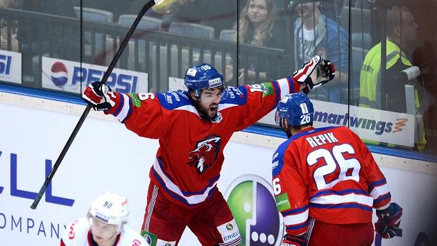 Michal Birner ze Lva Praha oslavuje s Michalem Řepíkem gól proti Jaroslavli. Michal Birner ze Lva Praha oslavuje s Michalem Řepíkem gól proti Jaroslavli.