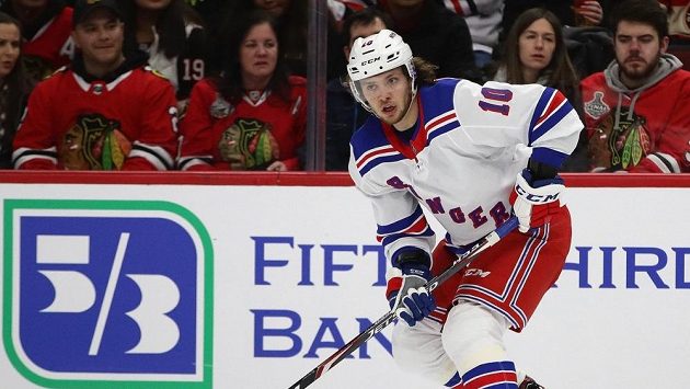Rus Artěmij Panarin z NY Rangers při úorovém utkání s Chicagem. Rus Artěmij Panarin z NY Rangers při úorovém utkání s Chicagem.