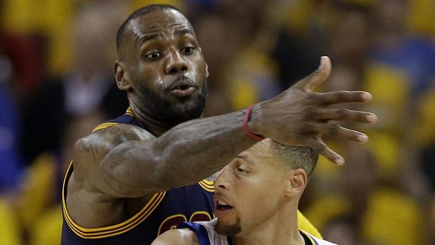Setkání hvězd ve finále NBA aneb souboj LeBron James (vlevo) - Stephen Curry. Setkání hvězd ve finále NBA aneb souboj LeBron James (vlevo) - Stephen Curry.