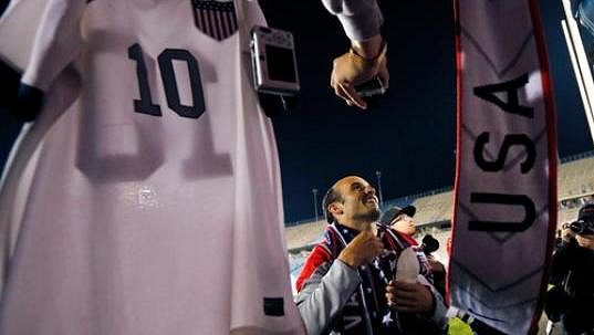 Landon Donovan se loučí s fanoušky americké reprezentace. Landon Donovan se loučí s fanoušky americké reprezentace.