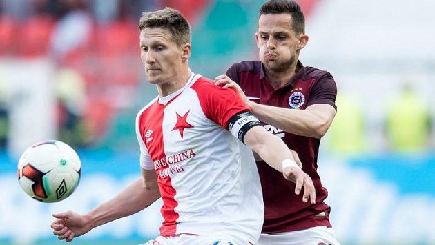 Milan Škoda (vlevo) ze Slavie a obránce Sparty Mario Holek. Milan Škoda (vlevo) ze Slavie a obránce Sparty Mario Holek.