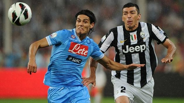 Útočník Edinson Cavani z Neapole (vlevo) v souboji s obráncem Lucíem z Juventusu. Útočník Edinson Cavani z Neapole (vlevo) v souboji s obráncem Lucíem z Juventusu.