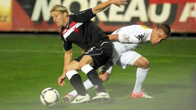 Petr Reinberk ze Slovácka (vpravo) a Tomáš Mičola ze Slávie v předehrávce 10. kola Gambrinus ligy. Petr Reinberk ze Slovácka (vpravo) a Tomáš Mičola ze Slávie v předehrávce 10. kola Gambrinus ligy.