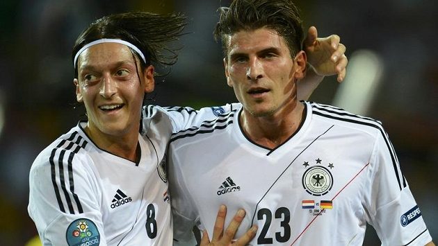 Německý záložník Mesut Özil (vlevo) gratuluje Mariu Gomezovi ke druhé trefě proti Nizozemsku Německý záložník Mesut Özil (vlevo) gratuluje Mariu Gomezovi ke druhé trefě proti Nizozemsku
