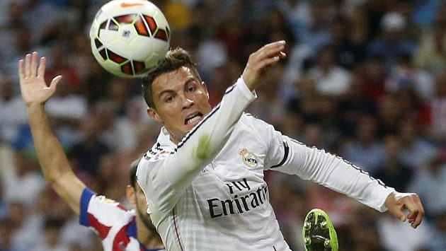 Cristiano Ronaldo z Realu v madridském derby s Atlétikem. Cristiano Ronaldo z Realu v madridském derby s Atlétikem.