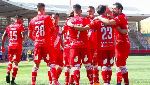 Radost fotbalistů Curicó Unido po výhře v ligovém utkání. Radost fotbalistů Curicó Unido po výhře v ligovém utkání.