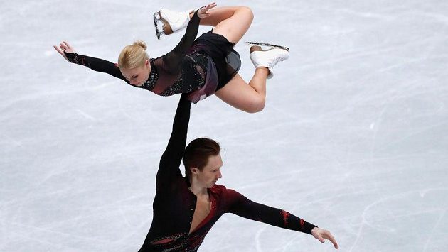 Jevgenija Tarasovová a Vladimir Morozov z Ruska při krátkém programu na MS v Saitamě. Jevgenija Tarasovová a Vladimir Morozov z Ruska při krátkém programu na MS v Saitamě.
