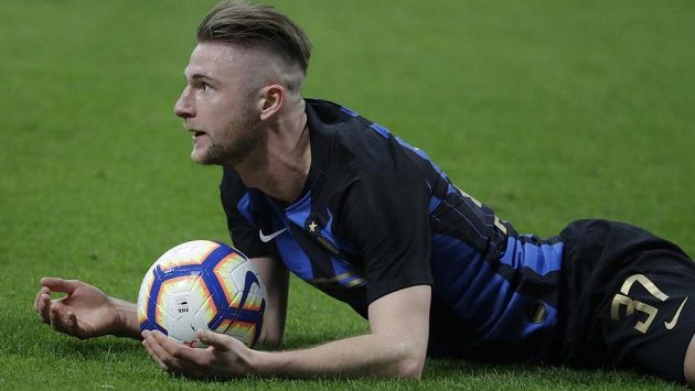 Slovenský fotbalista Interu Milán Milan Škriniar v akci během derby s AC Milán. Slovenský fotbalista Interu Milán Milan Škriniar v akci během derby s AC Milán.