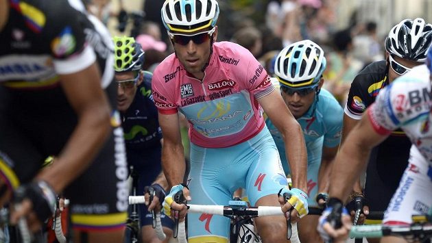 Italský cyklista Vincenzo Nibali v růžovém trikotu lídra Gira d´Italia. Italský cyklista Vincenzo Nibali v růžovém trikotu lídra Gira d´Italia.