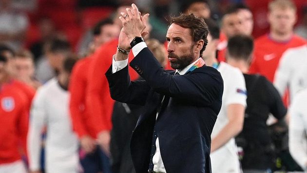 Potlesk a slova díky adresoval fanouškům i hráčům svého týmu. Trenér anglických fotbalistů Gareth Southgate pak vzal na sebe plnou zodpovědnost za neúspěšný penaltový rozstřel ve finále mistrovství Evropy s Itálií. Potlesk a slova díky adresoval fanouškům i hráčům svého týmu. Trenér anglických fotbalistů Gareth Southgate pak vzal na sebe plnou zodpovědnost za neúspěšný penaltový rozstřel ve finále mistrovství Evropy s Itálií.