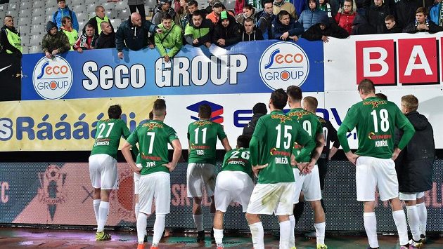 Fotbalisté Jablonce jsou v krizi. Takhle naslouchali fanouškům pro prohraném utkání s Brnem. Fotbalisté Jablonce jsou v krizi. Takhle naslouchali fanouškům pro prohraném utkání s Brnem.