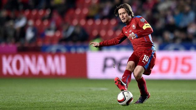 Tomáš Rosický během utkání kvalifikace ME 2016 s Lotyšskem. Tomáš Rosický během utkání kvalifikace ME 2016 s Lotyšskem.