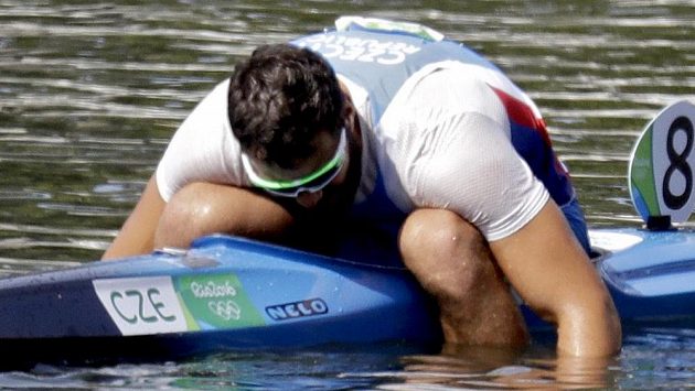Vyčerpaný stříbrný český kajakář Josef Dostál v cíli olympijského závodu na 1000 metrů. Vyčerpaný stříbrný český kajakář Josef Dostál v cíli olympijského závodu na 1000 metrů.