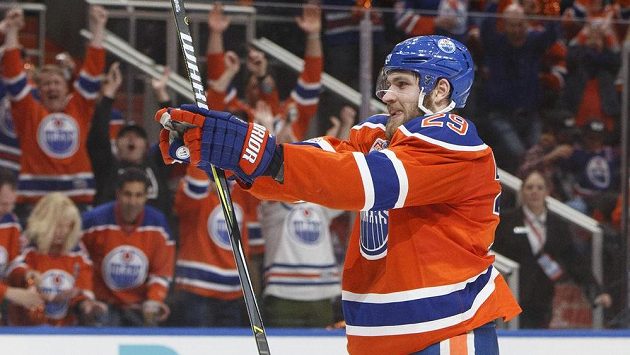 Leon Draisaitl oslavuje gól do sítě Anaheimu. Leon Draisaitl oslavuje gól do sítě Anaheimu.